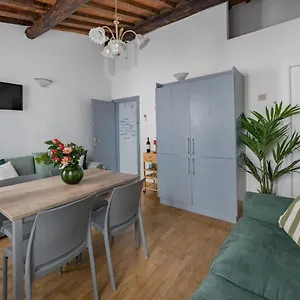 moro-apartment-one.it-tuscanyhotel.com/
